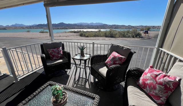 Relaxing 2 Bedroom with Panoramic Lake View from inside and out