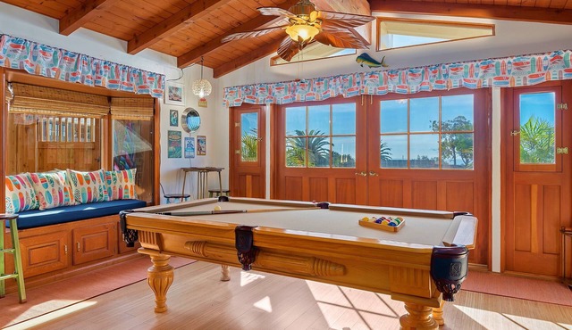 Relaxing 3 bedroom House w/hot tub & 8ft pool table - 5 minutes from beach