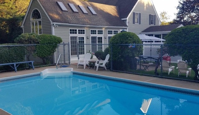 Relaxing private poolside retreat 5 minutes from the beach! in Westerly