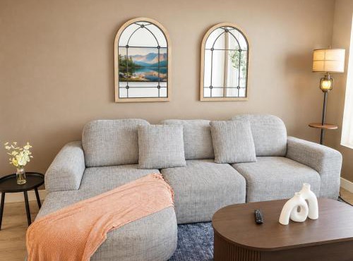 Resort-Style APT with Pool, Gym & Parking 10min to Disneyland