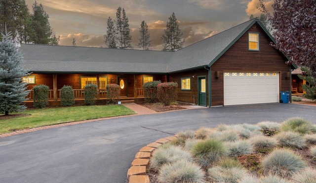 Riverfront, Hot Tub,Paddle Boards,Canoe,Ping-Pong, Billiard,near Sunriver Resort in Sunriver