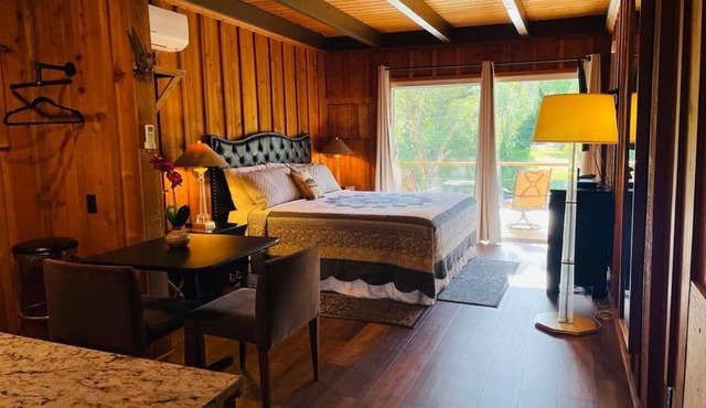 Riverfront Lodging in Shady Cove