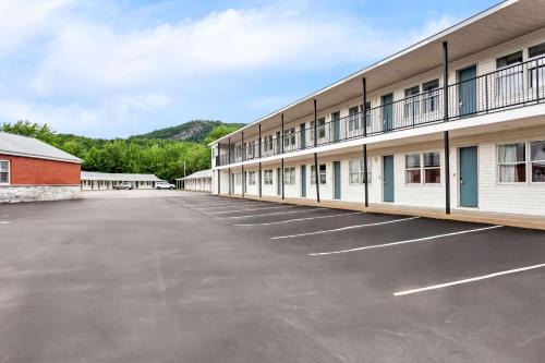 Rodeway Inn Gorham Riverside in Gorham