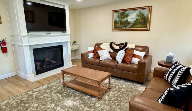Round Hill Retreat | Sleeps 10 | BBQ & Soaking Tub in Glenbrook