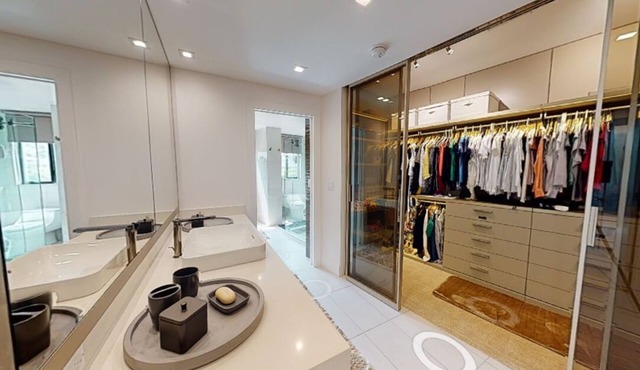 Roxbury Condo in Los Angeles