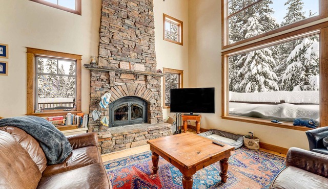 Rustic cabin by the lake & skiing with private sauna & game room - dog-friendly
