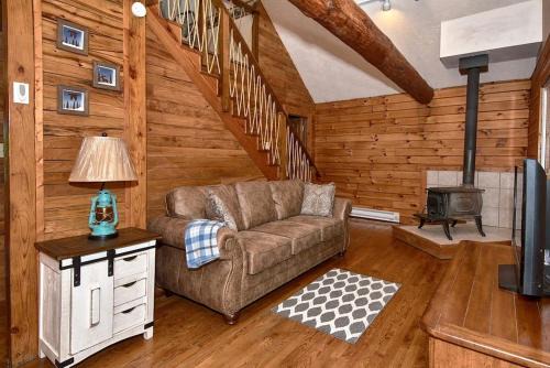 Rustic Cabin with Jacuzzi Surrounded by Nature in Ohio in Rockbridge