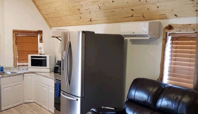 Rustic Tiny Cabin with private hot tub 7mins from downtown in Tulsa