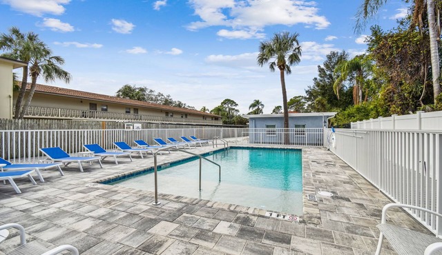Rustic Tiny Home on Pinellas Trail w/Heated Pool! Walk or Bike to Downtown Dunedin! in Dunedin