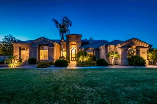 Saltwater Pool & Fire Pit: Luxe Queen Creek Oasis!