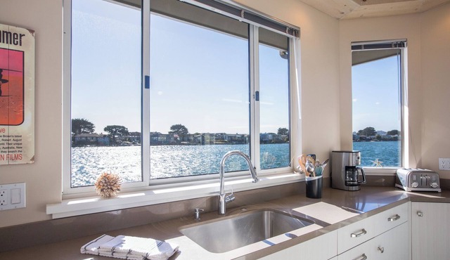 Seadrift Lagoon Retreat w/Hot Tub & Deck in Stinson Beach