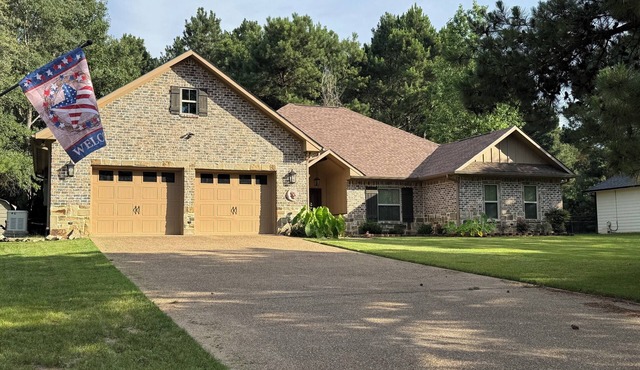 SECaT Retreat: Secluded 3-bedroom house in welcoming Holly Lake Ranch with AC in Holly Lake Ranch