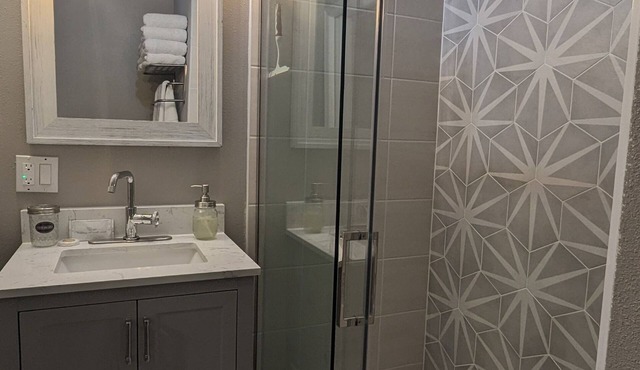 Secret Spa-like Oasis w/Private Suite feat. Hot Tub, Sauna & King-sized Bed in Eugene