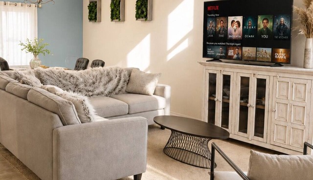 Serene 4-bedroom house with AC in vibrant Phoenix
