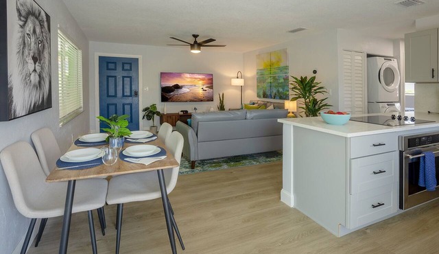 Serene Locale King Beds 3 Miles 2 Downtown Dunedin 1 Mile 2 Honeymoon Island in Dunedin