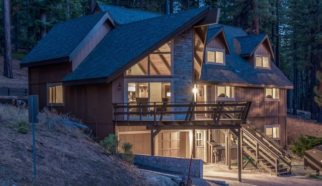 Sierra House Luxury Chalet: 7 Bedrooms, sleeps 14, Hot Tub, Pool Table and more! in South Lake Tahoe