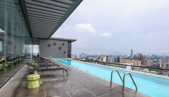 Skyline retreat w/rooftop pool & gym