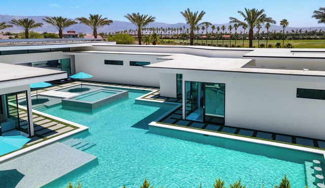Sleeps 23 Private Pool + Pickleball + Putting Green Near La Quinta | Bravo in Indio