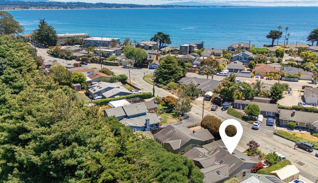 Sleeps 8 in the Jewell Box close to Privates and Pleasure Point in Santa Cruz