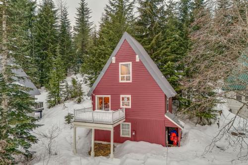 Snoqualmie Pass Cabin w/Deck: Walk to Ski Lift in Snoqualmie Pass