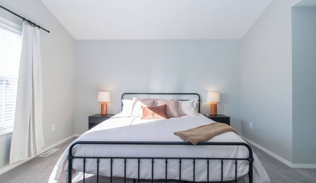 Spacious 2-bedroom townhome in welcoming Bloomington loaded with amenities! in Bloomington