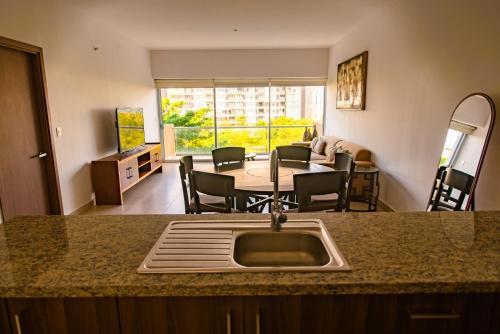 Spacious 3 bedroom Condo by the US Consulate and The Harbor