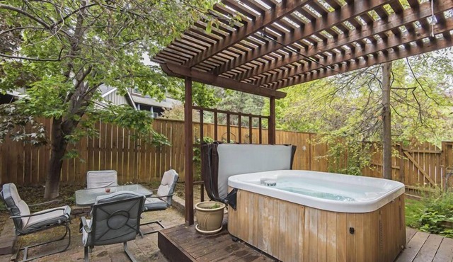 Spacious 3 Bedroom Home in Desirable Bend Neighborhood. Close to Phil's Trail in Bend