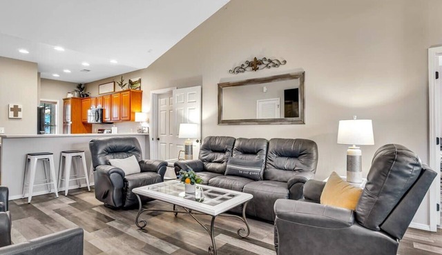 Spacious, 3 SUITE Condo! Close to SDC! in Branson West