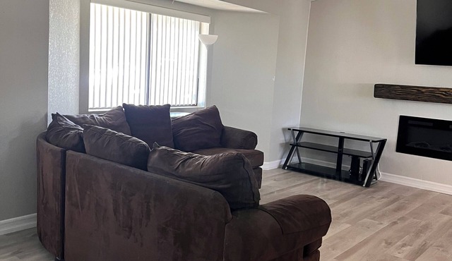 Spacious 4-bedroom house in beautiful Hesperia with AC