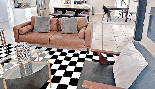 Spacious 4-bedroom house in OKC Suburb with WiFi, AC in Yukon