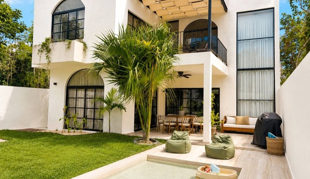 Spacious and luxurious 4-bedroom house Playa del Carmen with AC