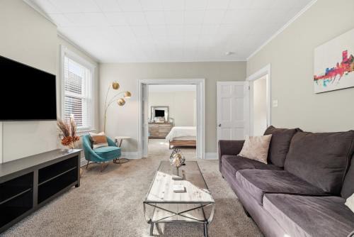 Spacious & Clean 3BR 2 Balconies Parking in Pittsburgh