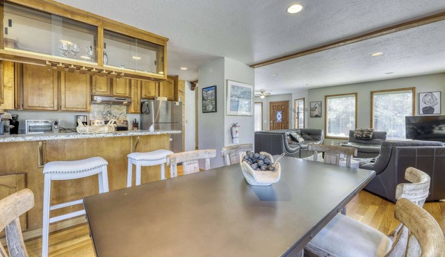 Spacious home for families - walk to Heavenly & the beach in South Lake Tahoe