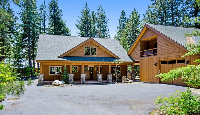 Spacious home with fireplace, firepit, jetted tub & gas grill - close to lake in Ronald
