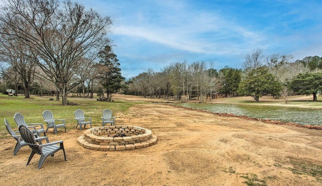 Spacious Lakefront Home w/Fire Pit & Fun Barn! in Frankston