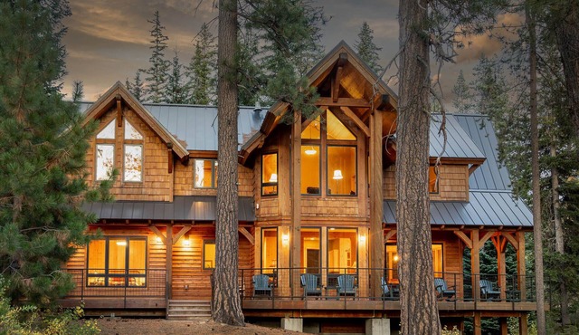 Spacious Luxury Cabin/Home on Private Lake w/Hot Tub & Amazing Views - Bend in Bend