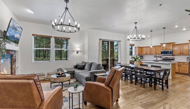 Spacious Luxury Home in the Pines 2 King Suites + Firepit + Gym/Office in Flagstaff