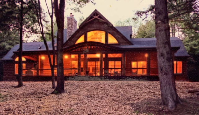 Spacious Luxury lodge near Elk Mountain ski resort on a private lake in Thompson
