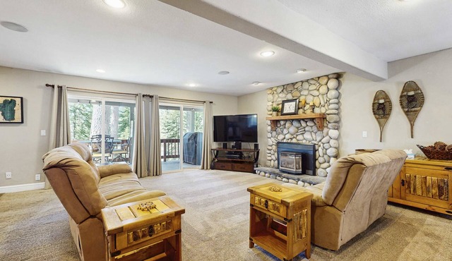 Spacious oasis with mountain views, 5 decks & foosball