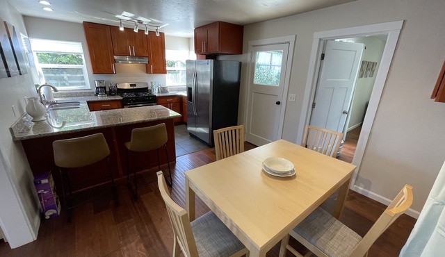 Spruce Cottage Bright 3 Bedroom 2 Bath near Henderson Center. Master suite. in Eureka