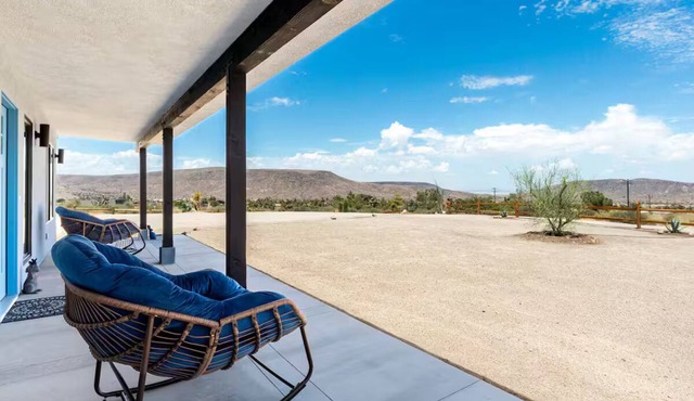 Stargazing/360 Elevated Views in Pioneertown with AC, EV, SPA, walk to Pappys in Pioneertown