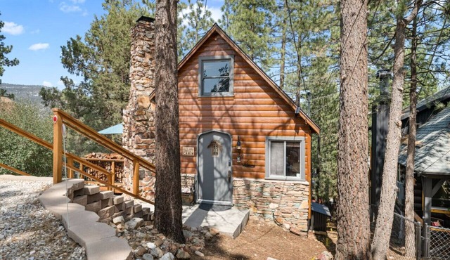 Story Book Cottage w/Spa, Close To Free Trolley
