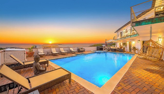 Stunning Amenities, Endless Ocean Views W/Pool and Jacuzzi!