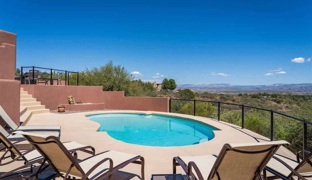 Stunning Views, Pool, Sauna, Steam Shower, Firepit!
