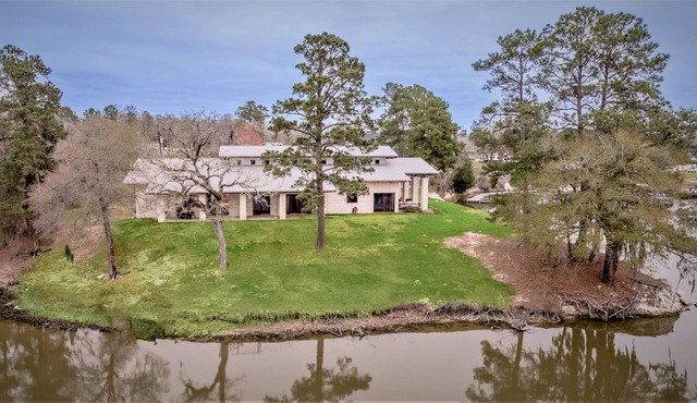 Stunning Waterfront Home with Beautiful Views, A Perfect Retreat for Relaxation in Riverside