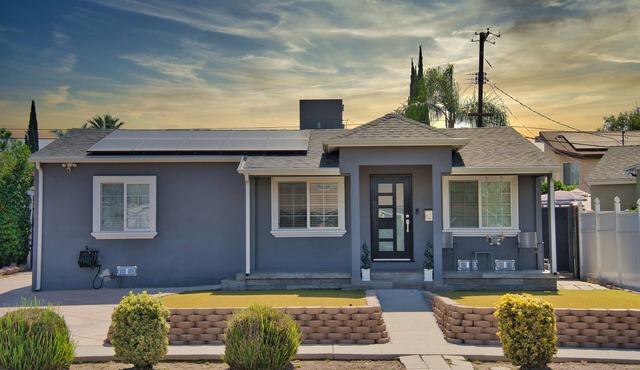 Stylish 3BR/2BA + King Bed + Fire Pit + BBQ + Lux Kitchen + 15 min Universal in Panorama City