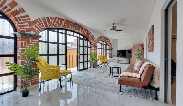 Stylish & Spacious Unit w/Deck in Cuernavaca