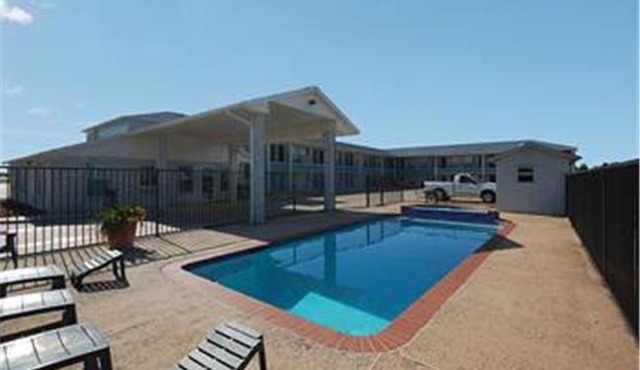 Summit Inn Hempstead in Hempstead