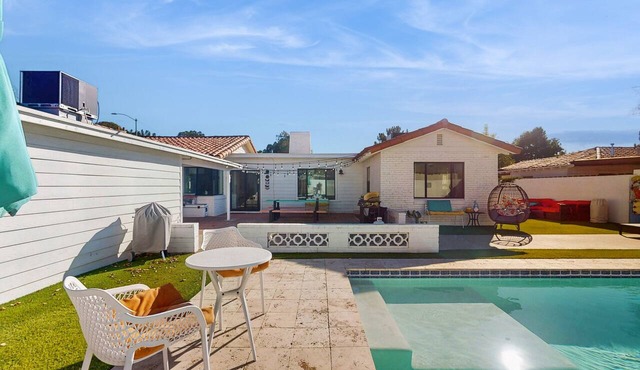 Sunny downtown home with private pool, hammock, enclosed backyard, grill, patio