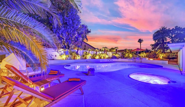 Sunset Royale 1/2 Acre Estate 6 minutes to Strip in Las Vegas